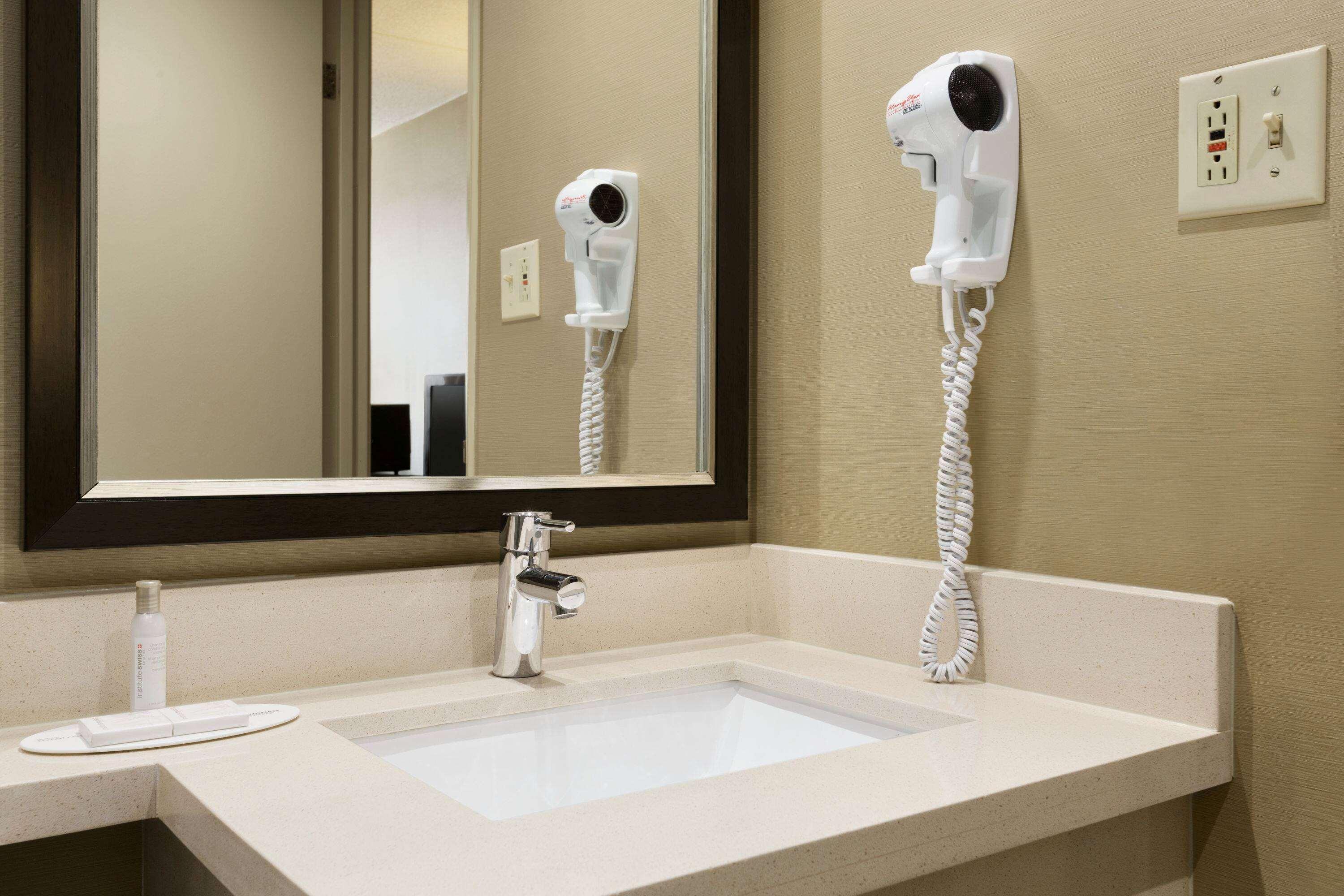 Travelodge By Wyndham Toronto East Dış mekan fotoğraf